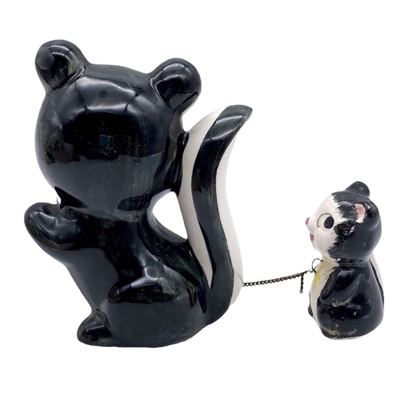 Vintage kitsch ceramic skunk mom and child with chain duo (READ) - Picture 4 of 12